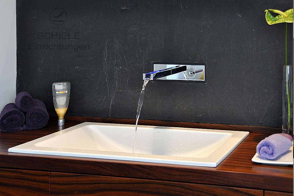 Waschtisch mit Wasserfallarmatur