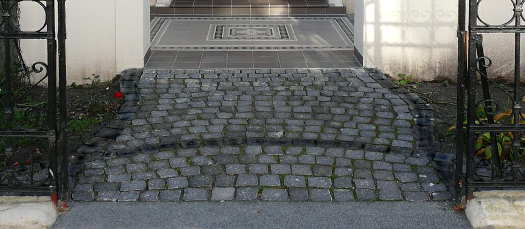 Gepflasterter Weg zum Hauseingang