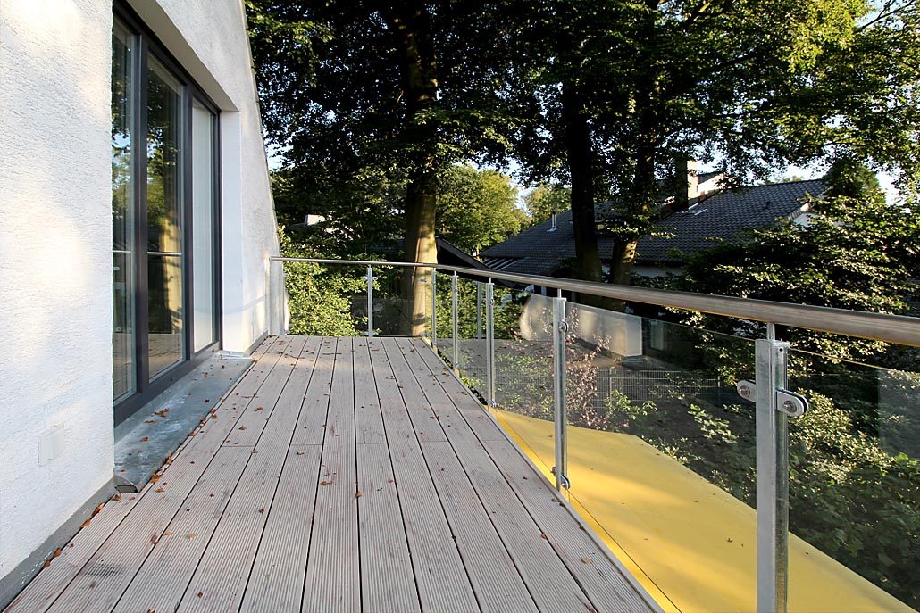 Balkon mit Glasgeländer