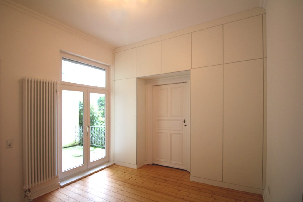 Weißer Einbauschrank