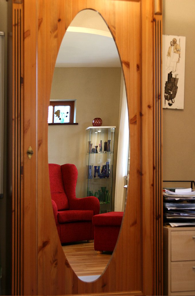 Ovaler Spiegel in Holzrahmen