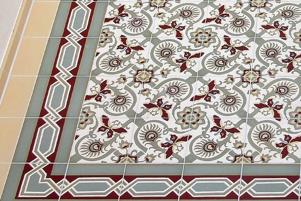 Feinsteinzeug mit Ornament