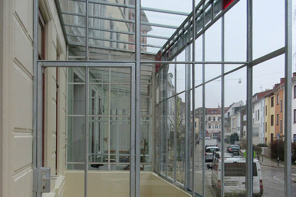 Veranda aus Stahl und Glas an einem Bremer Altbau