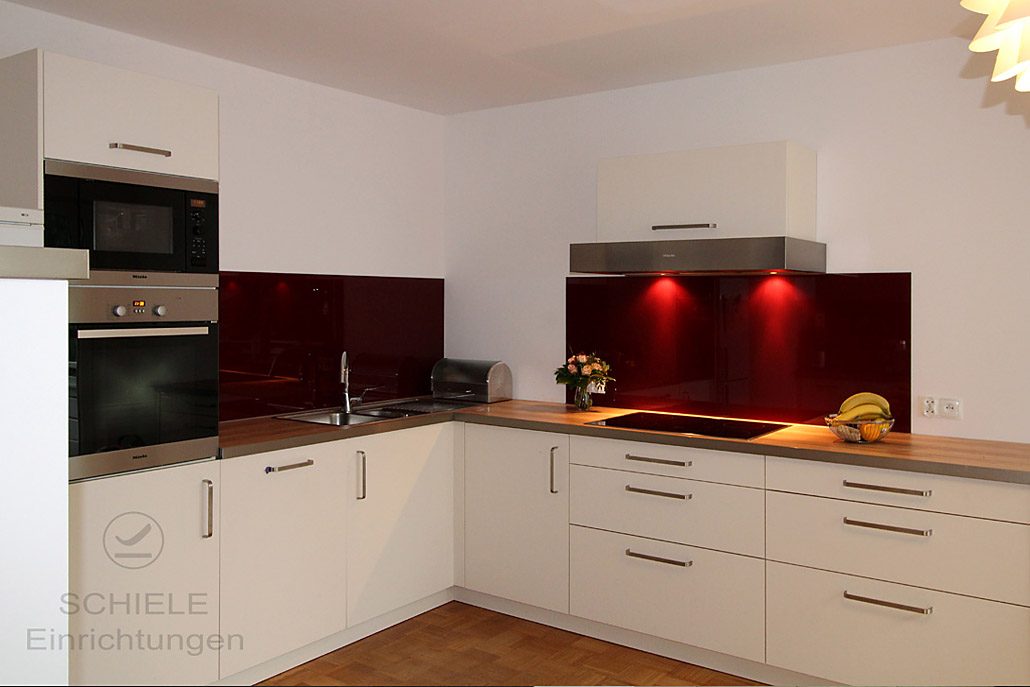 Küche mit roter Glasrückwand