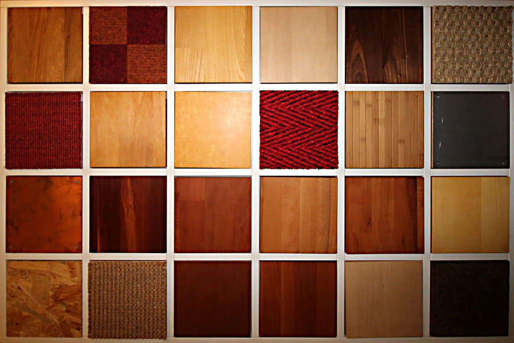 Musterwand mit Holz-, Stoff- und Materialproben